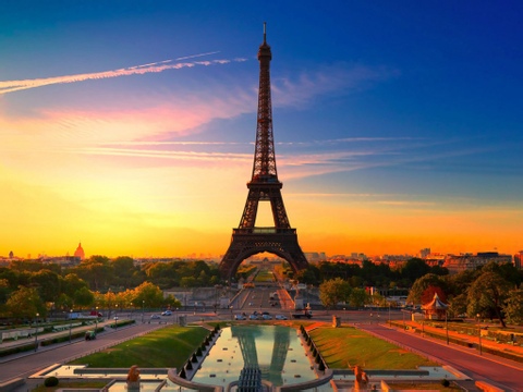 埃菲尔铁塔巴黎是著名的世界艺术之都,印象派美术发源地,芭蕾舞的
